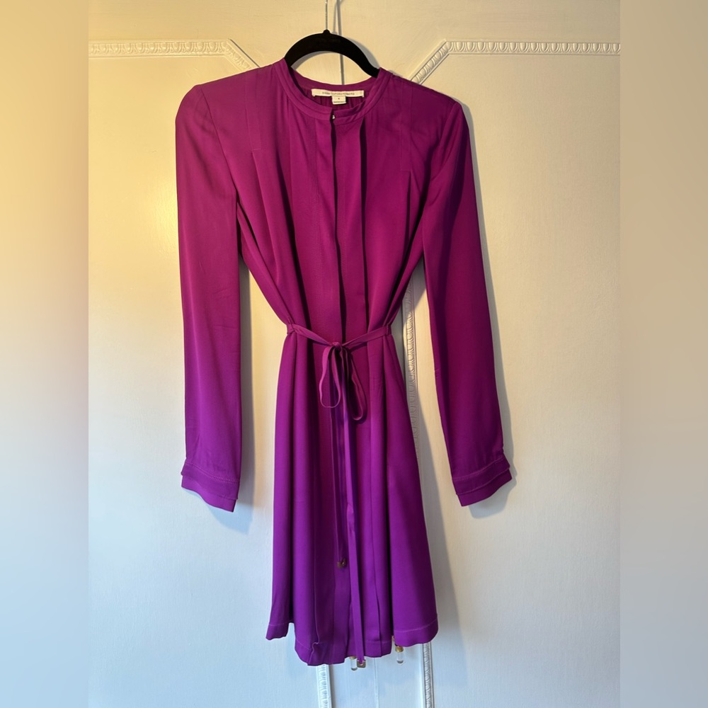 Diane von Furstenburg silk shirt dress w tie waist. Size 4.